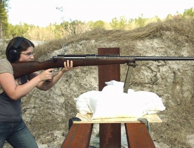 Γυναίκες που πυροβολούν με 66 όπλα του Β'Παγκοσμίου πολέμου (βίντεο)